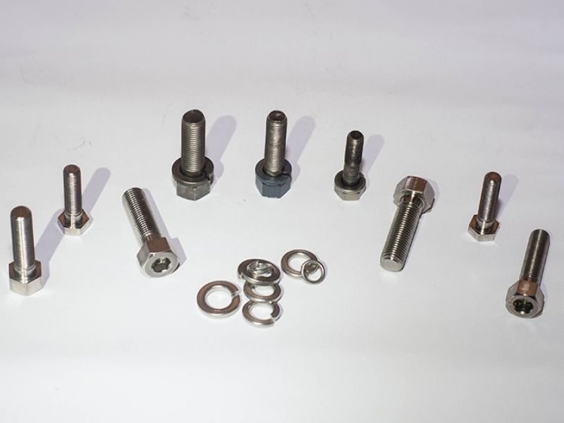 Pernos para ensamblaje de quipos ESP en Monel K500